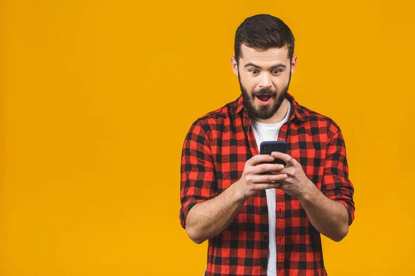 Wow Geweldig Nieuws Gelukkig Man Casual Typen Sms Gele Achtergrond — Stockfoto