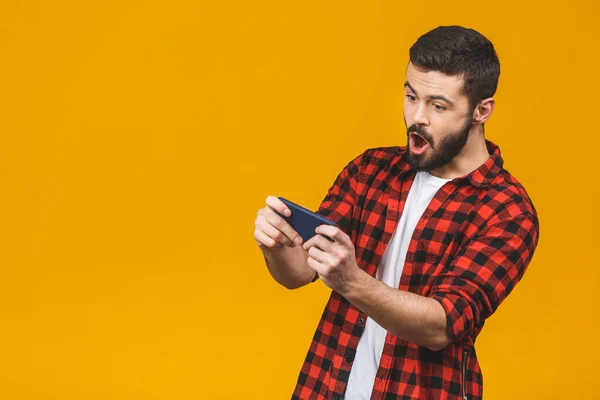 Opgewonden Man Met Baard Geruite Shirt Spelen Smartphone Geïsoleerd Gele — Stockfoto