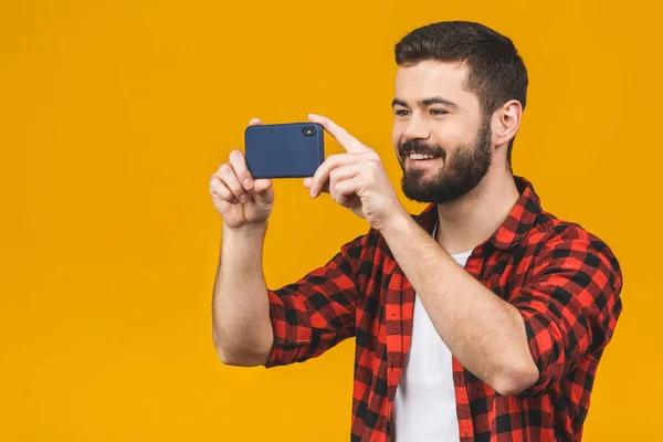 Opgewonden Man Met Baard Geruite Shirt Spelen Smartphone Geïsoleerd Gele — Stockfoto