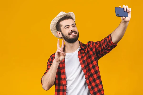 Vrolijke Jonge Reizen Man Hoed Het Nemen Van Selfie Met — Stockfoto