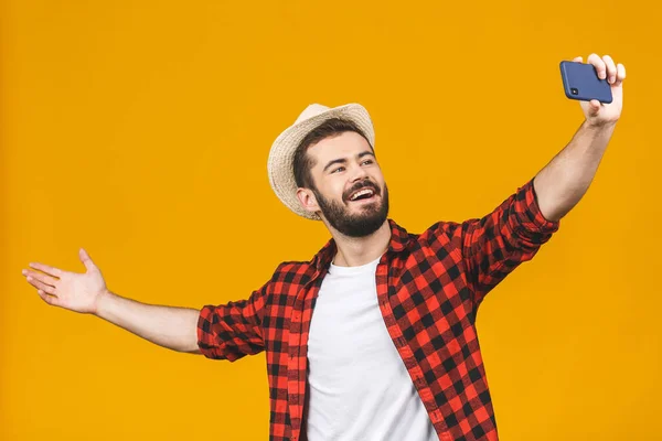 Vrolijke Jonge Reizen Man Hoed Het Nemen Van Selfie Met — Stockfoto