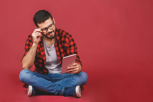 Portret Van Een Jongeman Die Vloer Zit Met Een Tablet — Stockfoto