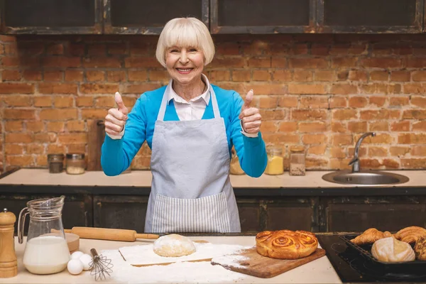 Yaşlı Çekici Bir Kadının Portresi Mutfakta Yemek Pişiriyor Büyükannem Lezzetli — Stok fotoğraf