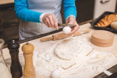 Çekici, yaşlı bir kadının yakın plan portresi mutfakta pişiyor. Büyükanne lezzetli pişirme yapıyor..