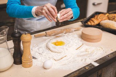 Çekici, yaşlı bir kadının yakın plan portresi mutfakta pişiyor. Büyükanne lezzetli pişirme yapıyor..