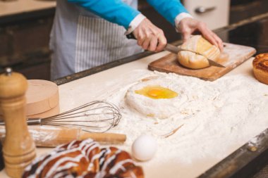 Çekici, yaşlı bir kadının yakın plan portresi mutfakta pişiyor. Büyükanne lezzetli pişirme yapıyor..