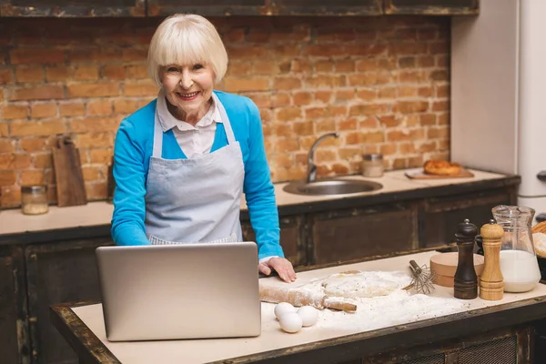 Atractiva Anciana Mayor Está Cocinando Cocina Abuela Haciendo Sabrosa Cocción — Foto de Stock