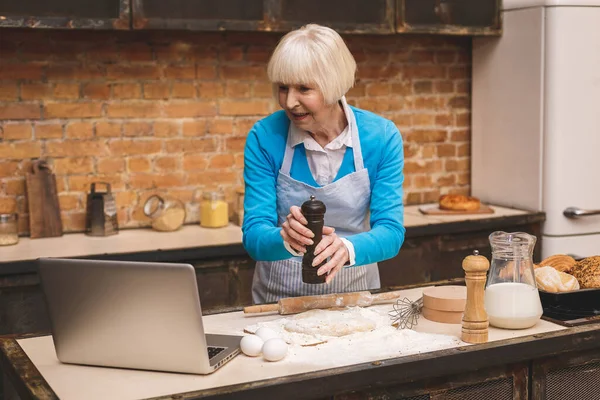 Çekici Yaşlı Kadın Mutfakta Yemek Pişiriyor Büyükannem Lezzetli Pişirme Yapıyor — Stok fotoğraf