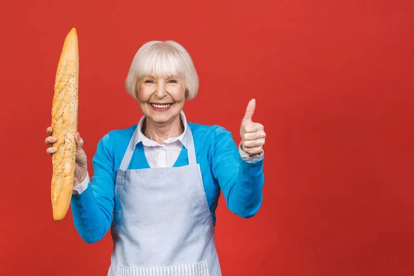 Sabor Francia Retrato Una Alegre Mujer Mayor Sosteniendo Pan Fresco — Foto de Stock