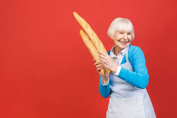 Sabor Francia Retrato Una Alegre Mujer Mayor Sosteniendo Pan Fresco — Foto de Stock