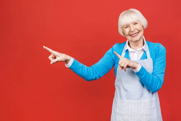 Önlüklü Yaşlı Kadın Kırmızı Arka Planda Tek Başına Duruyor Iyi — Stok fotoğraf
