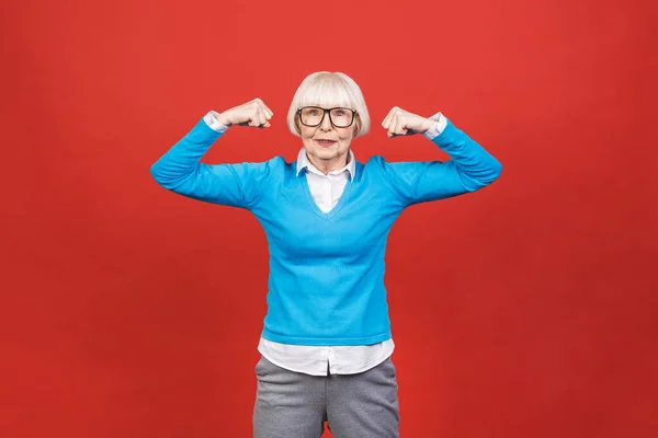 Sağlıklı Bir Yaşam Tarzı Yaşlı Mutlu Bir Kadın Güçlü Kollarını — Stok fotoğraf
