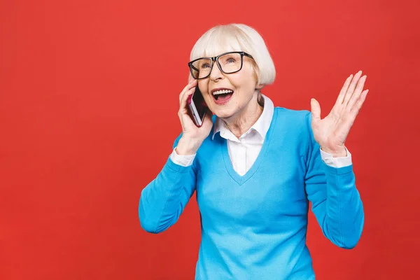 Telefonní Rozhovor Pozitivní Starší Žena Usmívá Při Rozhovoru Telefonu Izolované — Stock fotografie