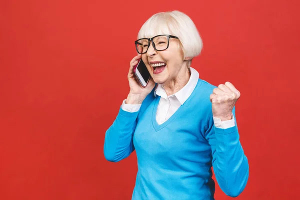 Starší Žena Mluví Smartphonu Stojí Nad Izolované Červené Pozadí Křičí — Stock fotografie