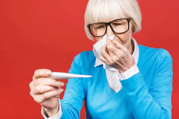 Kranke Allergisch Alte Reife Frau Pustet Laufende Nase Bekam Heuschnupfen — Stockfoto