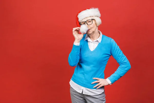 Yaşlı Kır Saçlı Noel Baba Şapkası Takan Yaşlı Bir Kadın — Stok fotoğraf