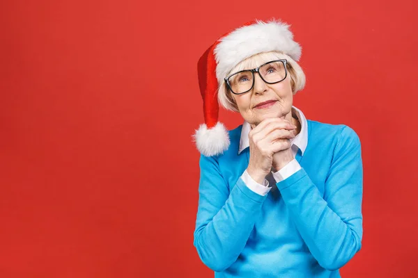 Yaşlı Kır Saçlı Noel Baba Şapkası Takan Yaşlı Bir Kadın — Stok fotoğraf