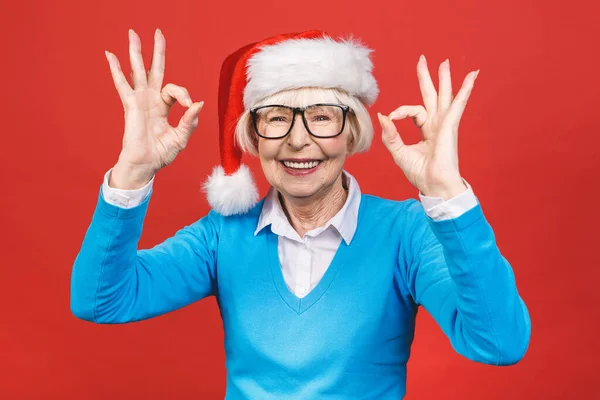 Oudere Leeftijd Grijs Harige Vrouw Dragen Kerstman Hoed Geïsoleerde Rode — Stockfoto