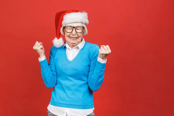 Oudere Leeftijd Grijs Harige Vrouw Dragen Kerstman Hoed Geïsoleerde Rode — Stockfoto