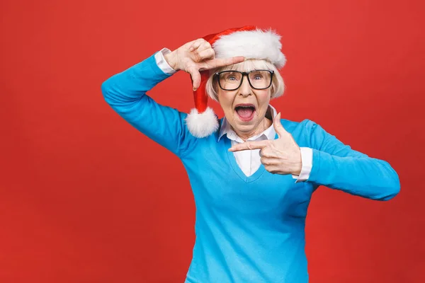 Oudere Leeftijd Grijs Harige Vrouw Dragen Kerstman Hoed Geïsoleerde Rode — Stockfoto