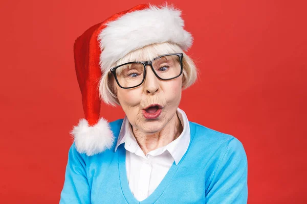 Senior Starší Šedovlasá Otřesená Ohromená Žena Sobě Vánoční Santa Klobouk — Stock fotografie