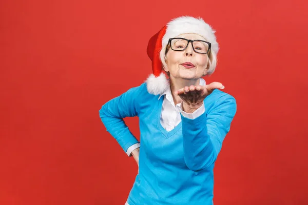 Yaşlı Kır Saçlı Noel Baba Şapkası Takan Yaşlı Bir Kadın — Stok fotoğraf