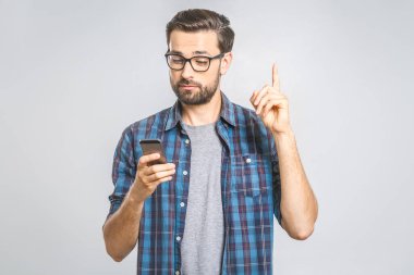 Bir fikrim var! Şık giyinmiş genç hippi, akıllı bir telefon tutuyor, dikkatle bir şeyler okuyor, işaret parmağını kaldırıyor, birinden alıntı yapıyor, haklı olduğunu kanıtlıyor. İnsanlar ve teknoloji kavramı