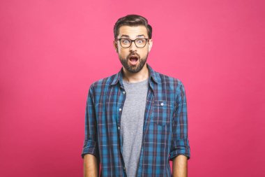 Şaşırmış, heyecanlı adamın kapalı çekimleri başarısına inanmaz, ellerini başının üstünde tutar, kameraya bakar, der ki: 