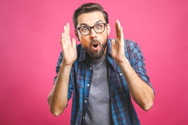 Aman Tanrım! İnanılır gibi değil! Gözlüklü yakışıklı bir gencin portresi pembe arka planda dikilirken kameraya bakıyor. Sakallı adamın ağzını açık tutarken çekilmiş bir portresi..