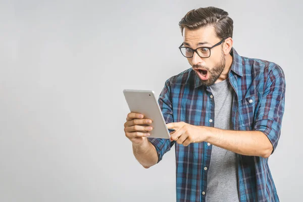 Omg Überraschter Junger Mann Karierten Hemd Steht Und Tablet Vor — Stockfoto