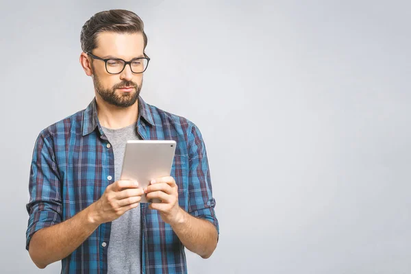 Nápad Přemýšlející Mladý Muž Kostkované Košili Stojící Pomocí Tablet Přes — Stock fotografie