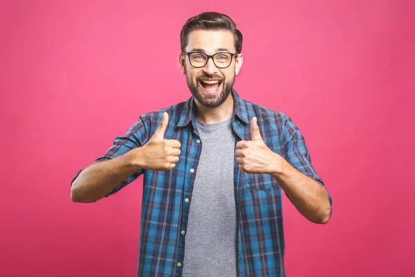 Gözlüklü genç adamın portresi pembe arka planda parmaklarını gösteriyor.