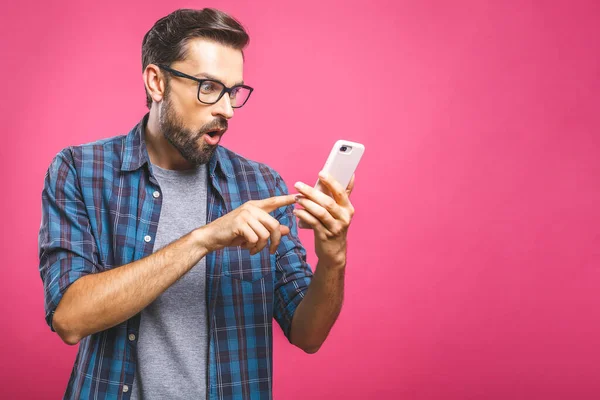 Portrét Překvapeného Ležérní Muž Při Pohledu Mobilní Telefon Izolované Přes — Stock fotografie