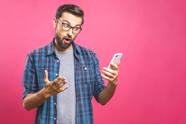 一个奇怪的漫不经心的男人用粉红背景看手机的画像 — 图库照片