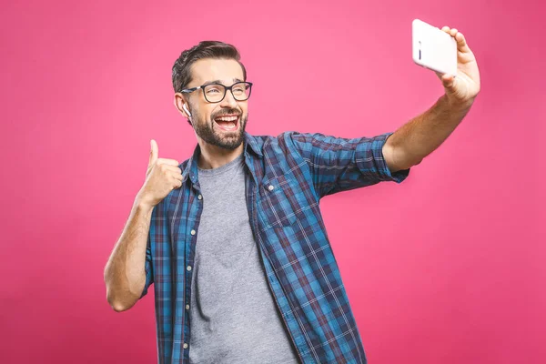 Miluju Selfie Hezký Mladý Muž Košili Drží Fotoaparát Dělá Selfie — Stock fotografie