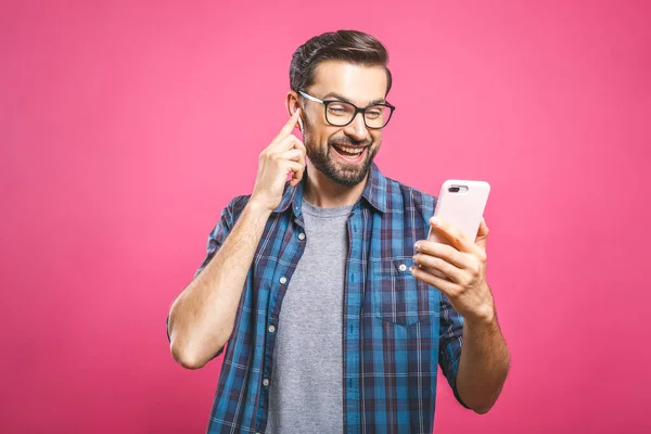 Jongeman Die Muziek Luistert Een Koptelefoon Danst Een Roze Achtergrond — Stockfoto