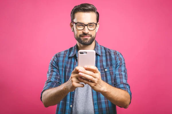 Immer Kontakt Lächelnder Junger Mann Mit Smartphone Und Blick Darauf — Stockfoto