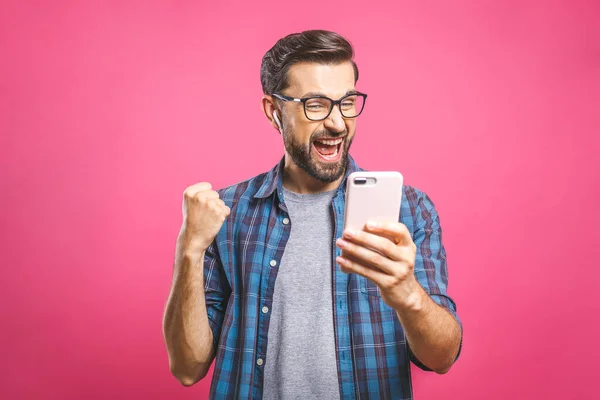 Soy Ganador Hombre Feliz Sosteniendo Teléfono Inteligente Celebrando Éxito Sobre —  Fotos de Stock