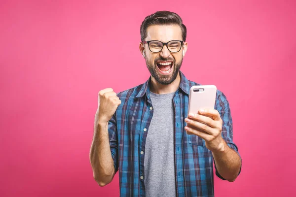 Soy Ganador Hombre Feliz Sosteniendo Teléfono Inteligente Celebrando Éxito Sobre —  Fotos de Stock