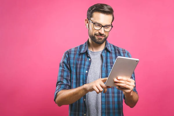 Gelukkig Jongeman Geruite Shirt Staan Met Behulp Van Tablet Roze — Stockfoto