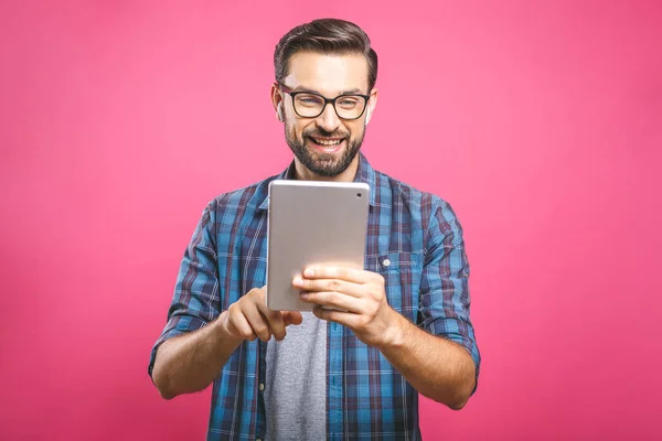 Ευτυχισμένος Νεαρός Άνδρας Καρό Πουκάμισο Στέκεται Και Χρησιμοποιώντας Tablet Πάνω — Φωτογραφία Αρχείου