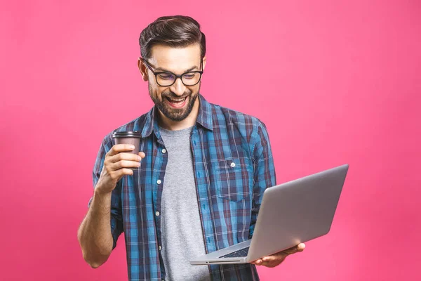 Kendine Güvenen Bir Uzmanı Tişörtünde Kahve Olan Dizüstü Bilgisayarı Olan — Stok fotoğraf