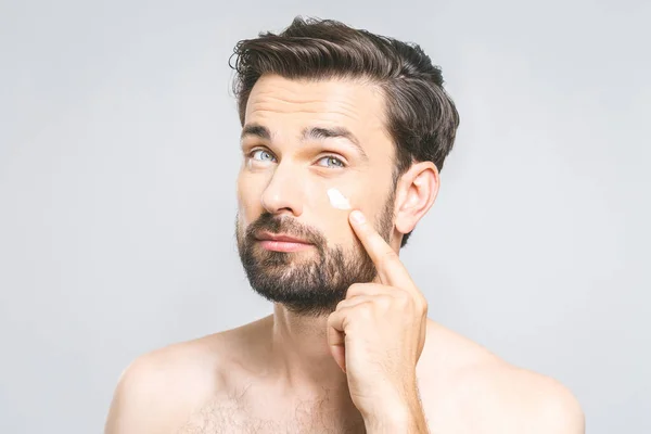 Huidverzorging Knappe Jonge Shirtloze Man Die Crème Zijn Gezicht Aanbrengt — Stockfoto