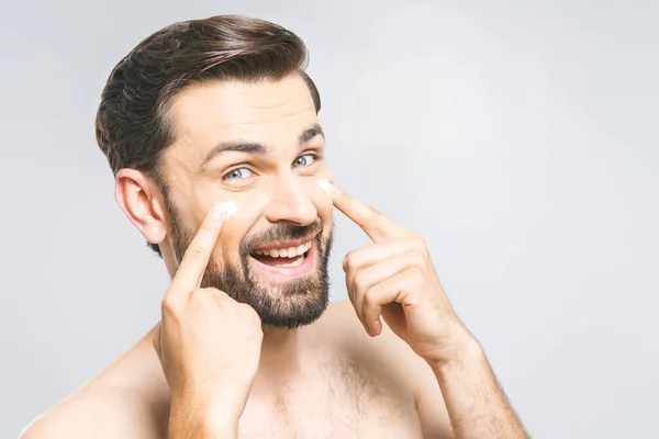 Huidverzorging Knappe Gelukkige Jonge Shirtloze Man Die Crème Zijn Gezicht — Stockfoto