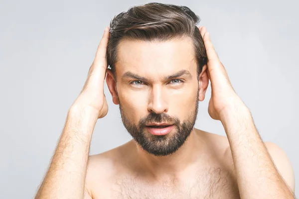 Saçlarını Parmaklarıyla Tarayan Sağlıklı Bir Adamın Portresi — Stok fotoğraf