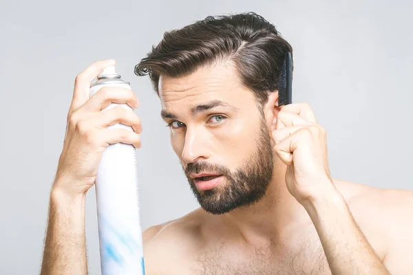 Jongeman Met Een Baard Een Grijze Geïsoleerde Achtergrond Spint Een — Stockfoto