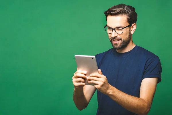 Gelukkig Jongeman Casual Shirt Bril Staan Met Behulp Van Tablet — Stockfoto