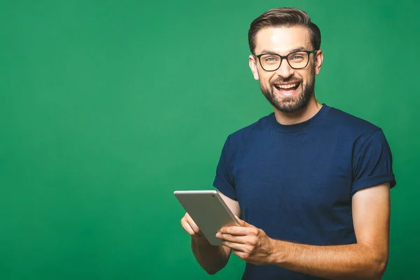 Gelukkig Jongeman Casual Shirt Bril Staan Met Behulp Van Tablet — Stockfoto