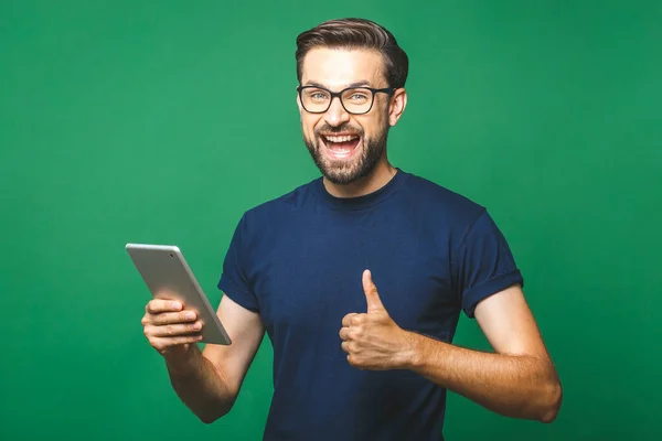 Vítěz Šťastný Mladý Muž Ležérní Košili Brýle Stojící Pomocí Tabletu — Stock fotografie