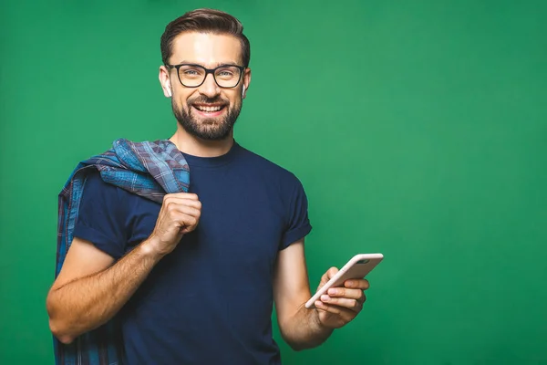 Siempre Contacto Joven Sonriente Sosteniendo Teléfono Inteligente Mirándolo Retrato Hombre — Foto de Stock